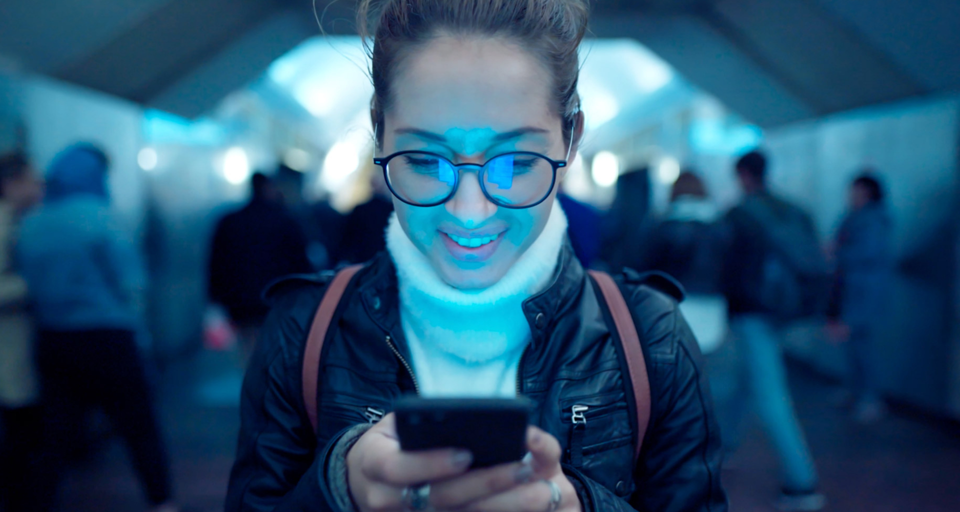 Bild von SwissDTx: eine Frau, die auf ihr Mobiltelefon schaut.