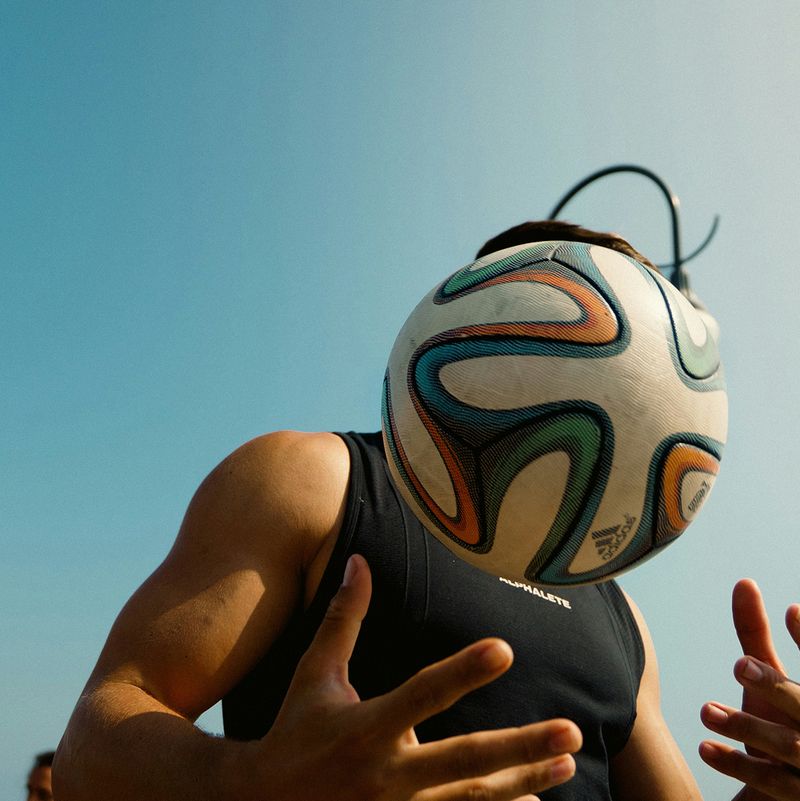 Sportif tenant un ballon de football