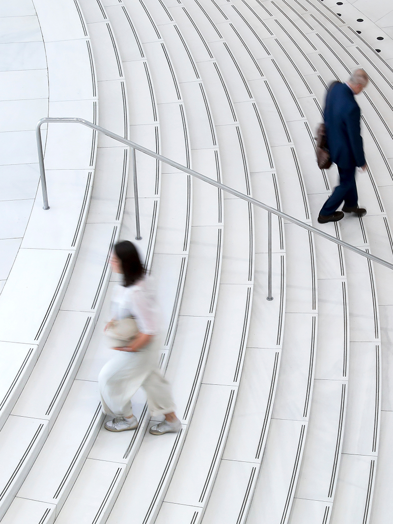 Personas subiendo por unas escaleras.